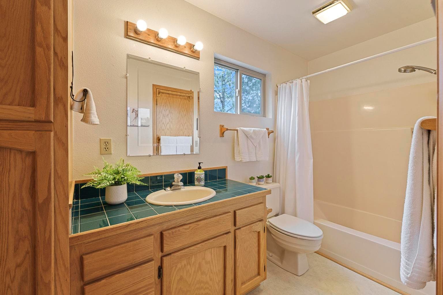 Photo of 1206 NE Paula Drive 21 of 37