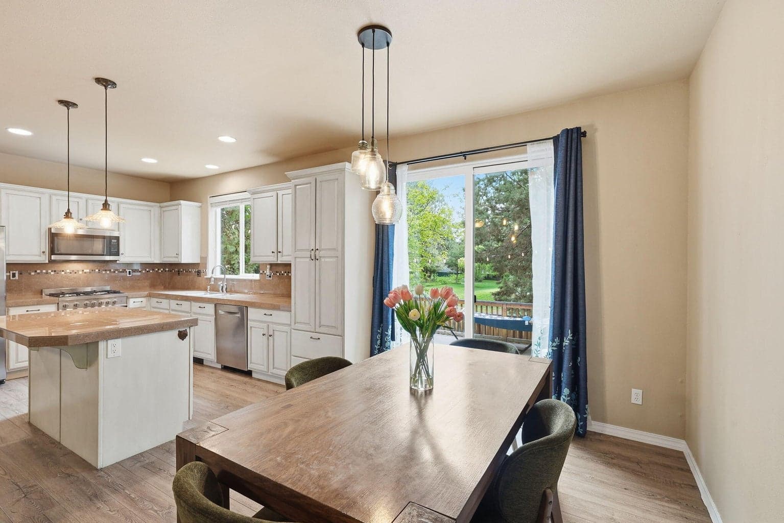 Photo of 61302 Huckleberry Place 10 of 44