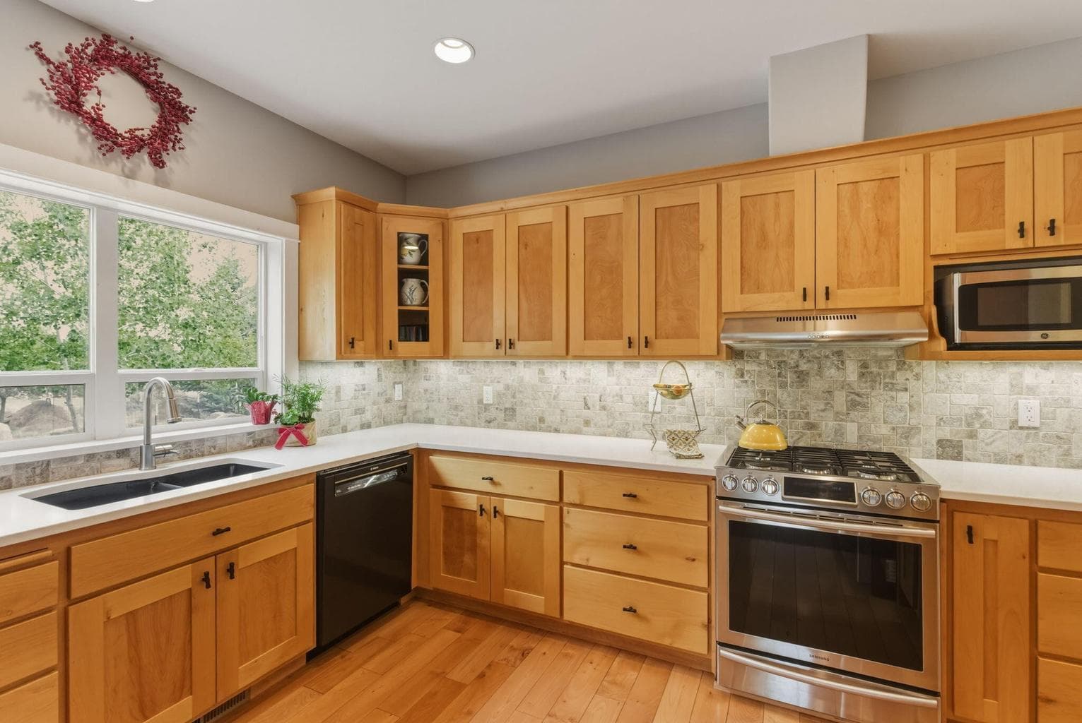 Photo of 17584 Mountain View Road 25 of 71