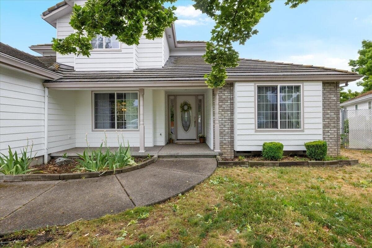 Photo of 752 Mallory 2 of 29