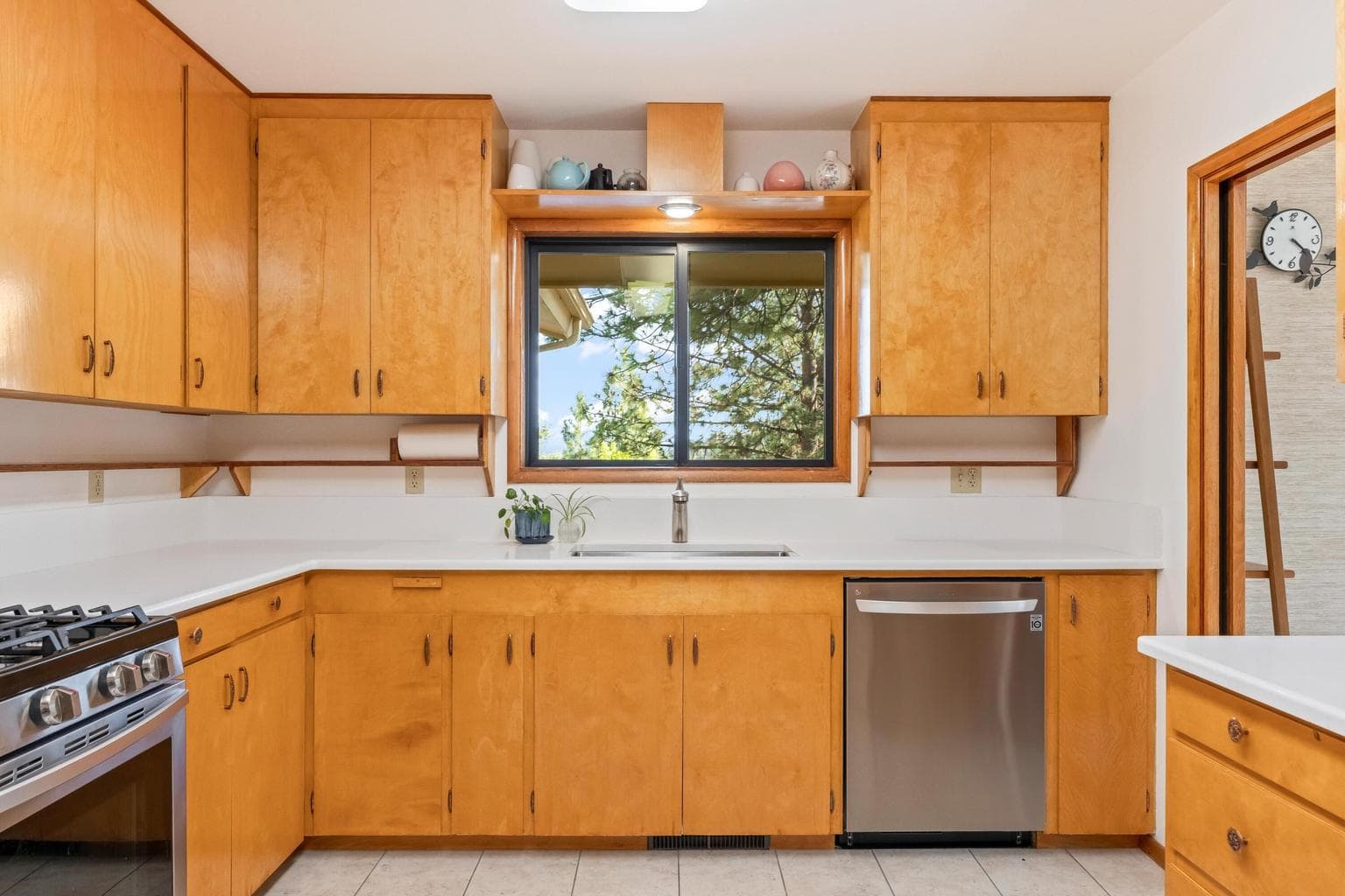 Photo of 1671 NW Saginaw Avenue 10 of 35