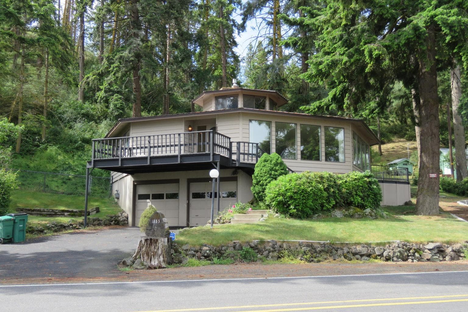 Photo of 1885 Lakeshore 2 of 3