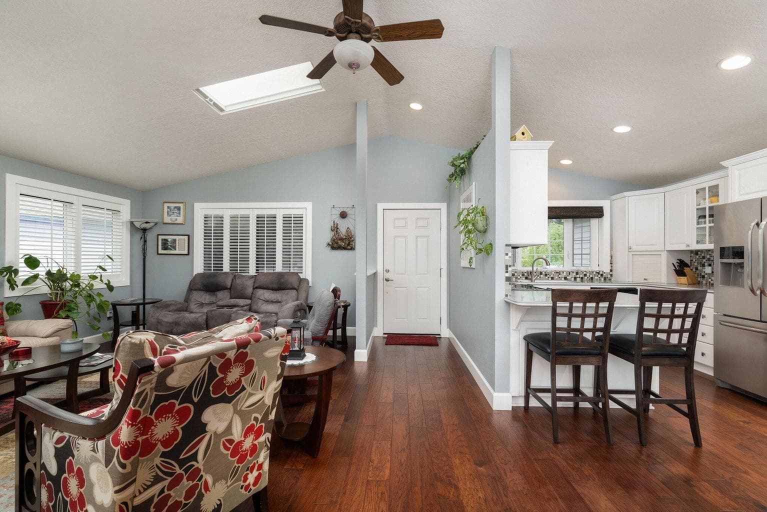 Photo of 1740 Karena 5 of 31