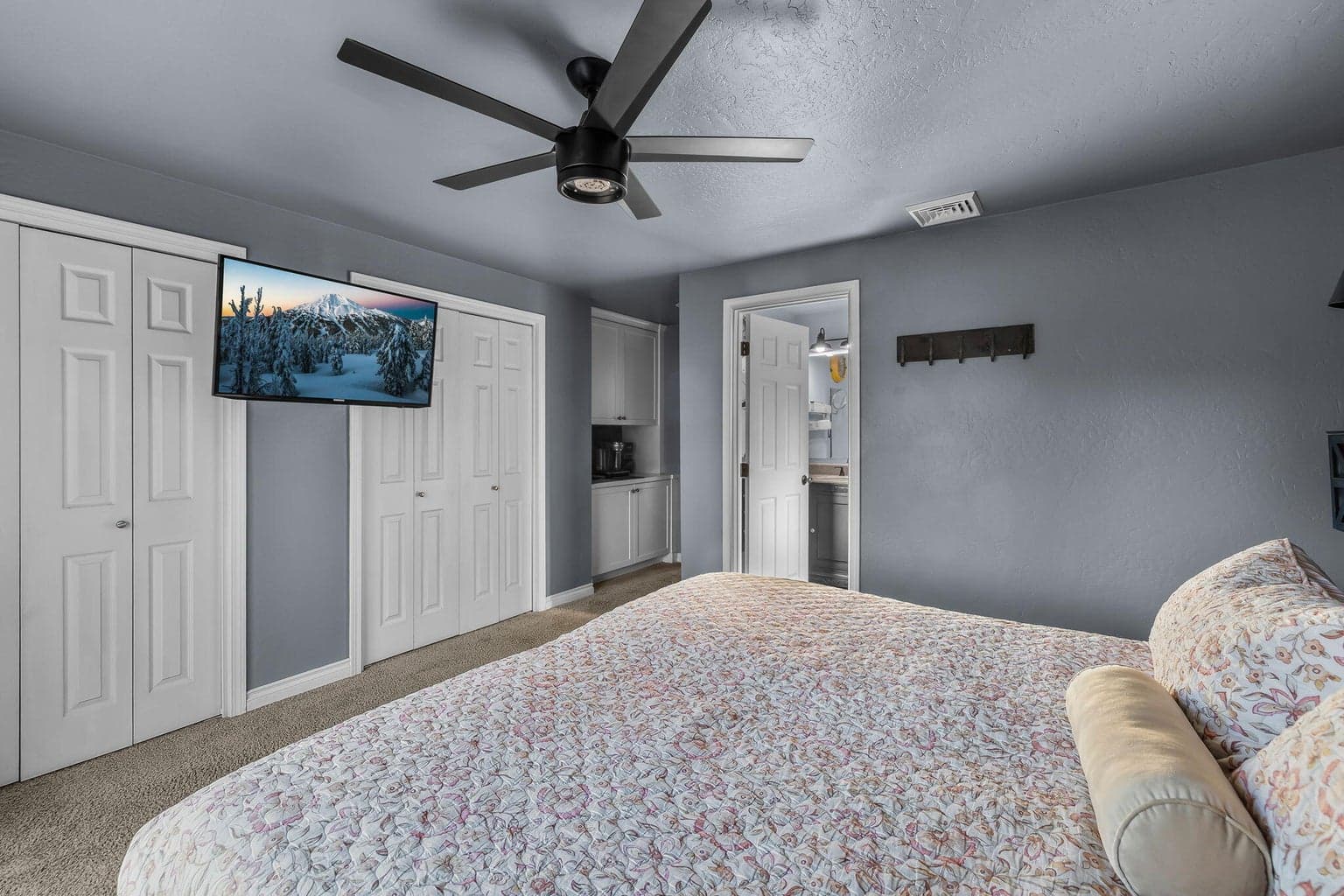 Photo of 63425 Deschutes Market Road 19 of 48