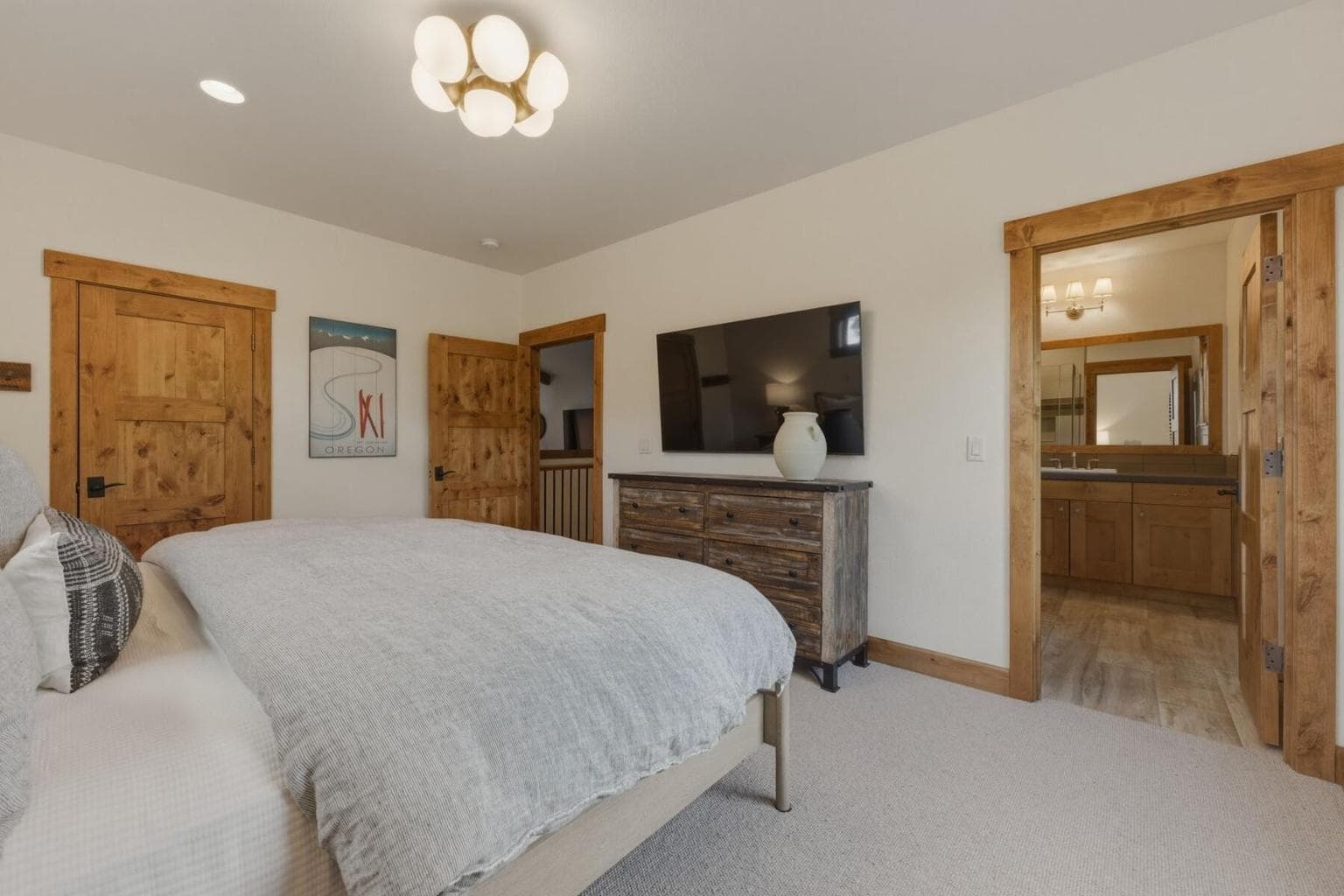 Guest Suite 2 has en suite bathroom