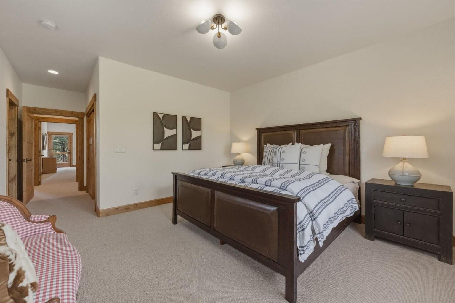 Guest Suite 3 - Samsung 50" TV included