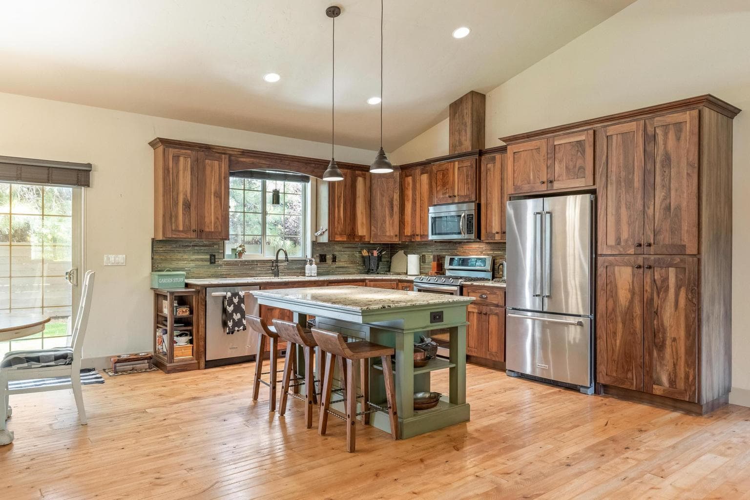 Photo of 210 NW Saddle Ridge Loop 9 of 37