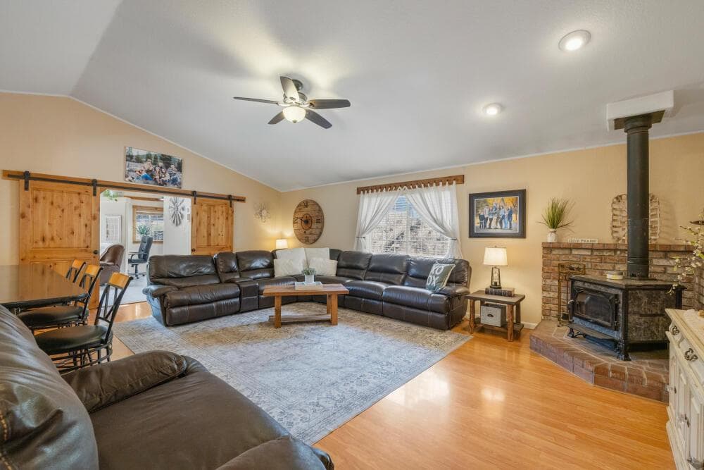 Photo of 16320 Hillcrest 6 of 39