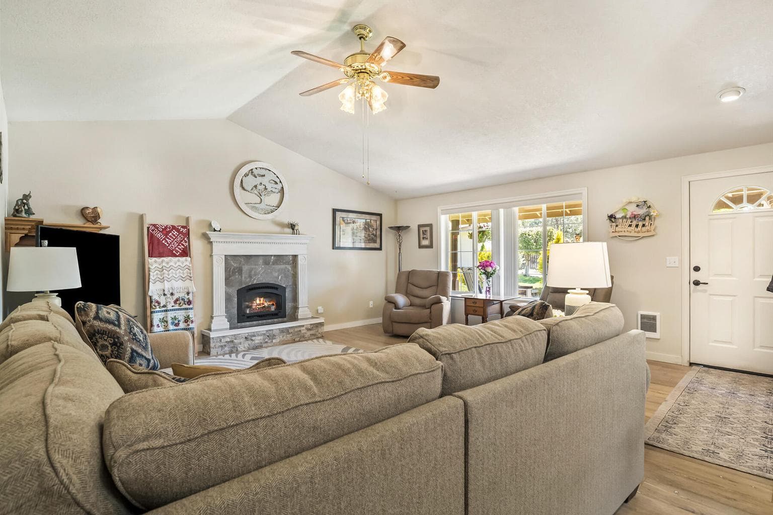 Photo of 2020 NE Hall Circle 6 of 37