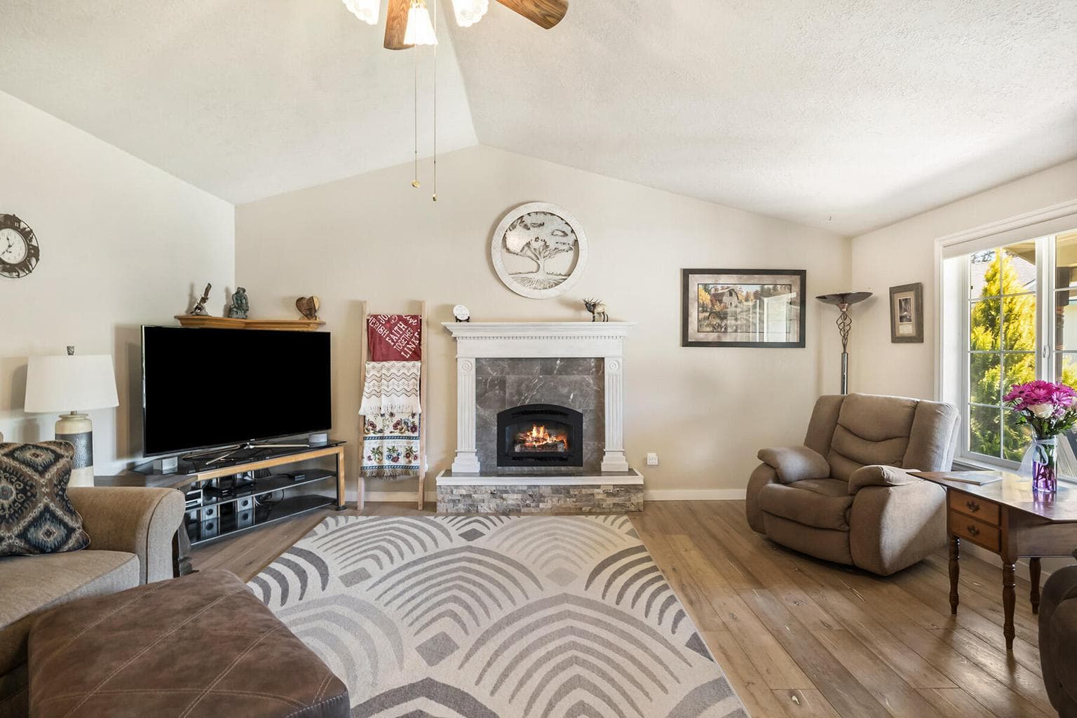 Photo of 2020 NE Hall Circle 7 of 37