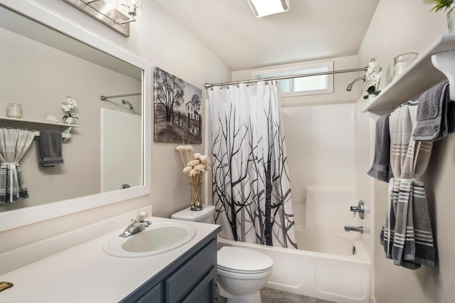Photo of 2020 NE Hall Circle 18 of 37