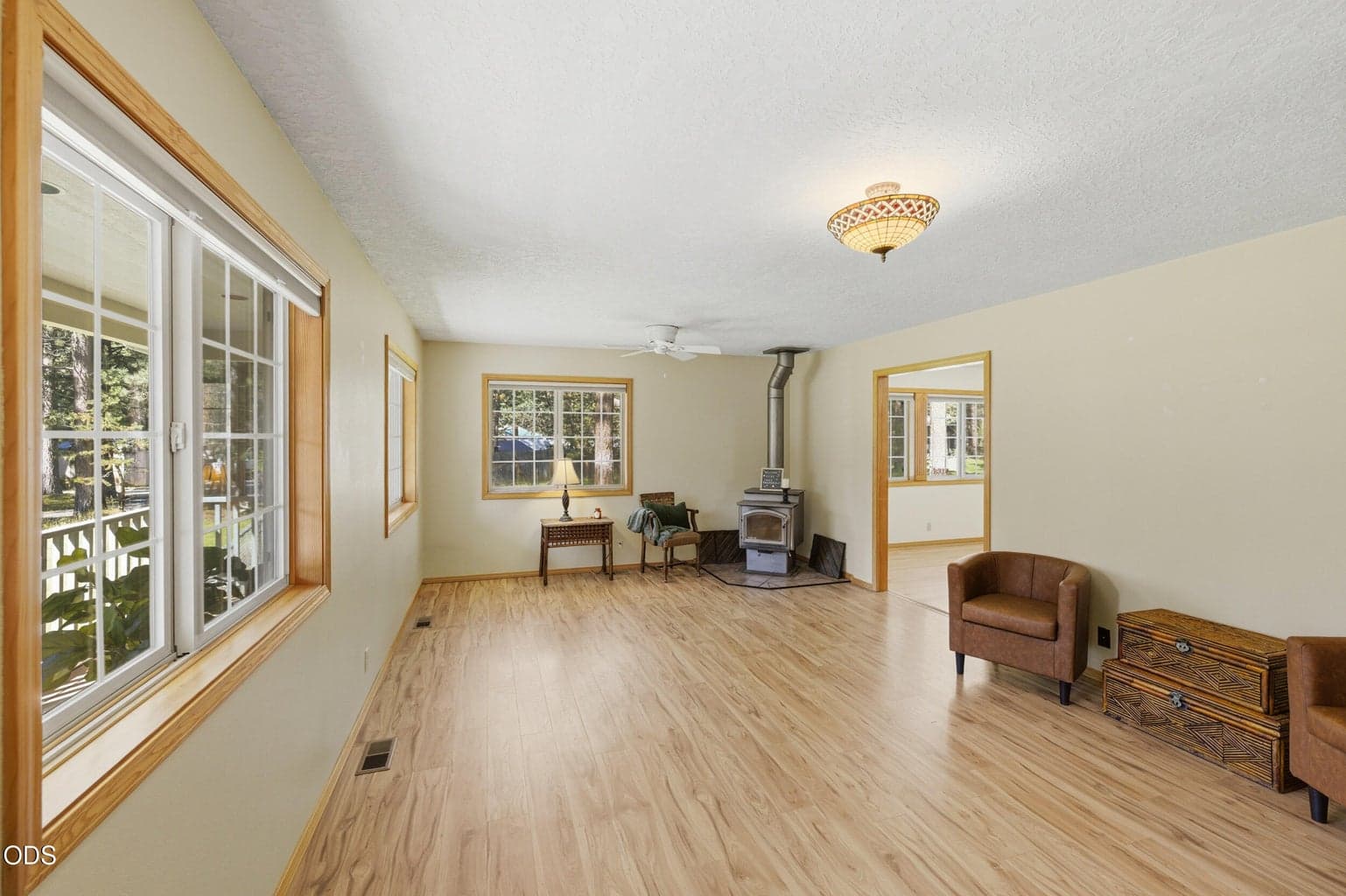 Large Living Room with divided light windows, Light and Bright