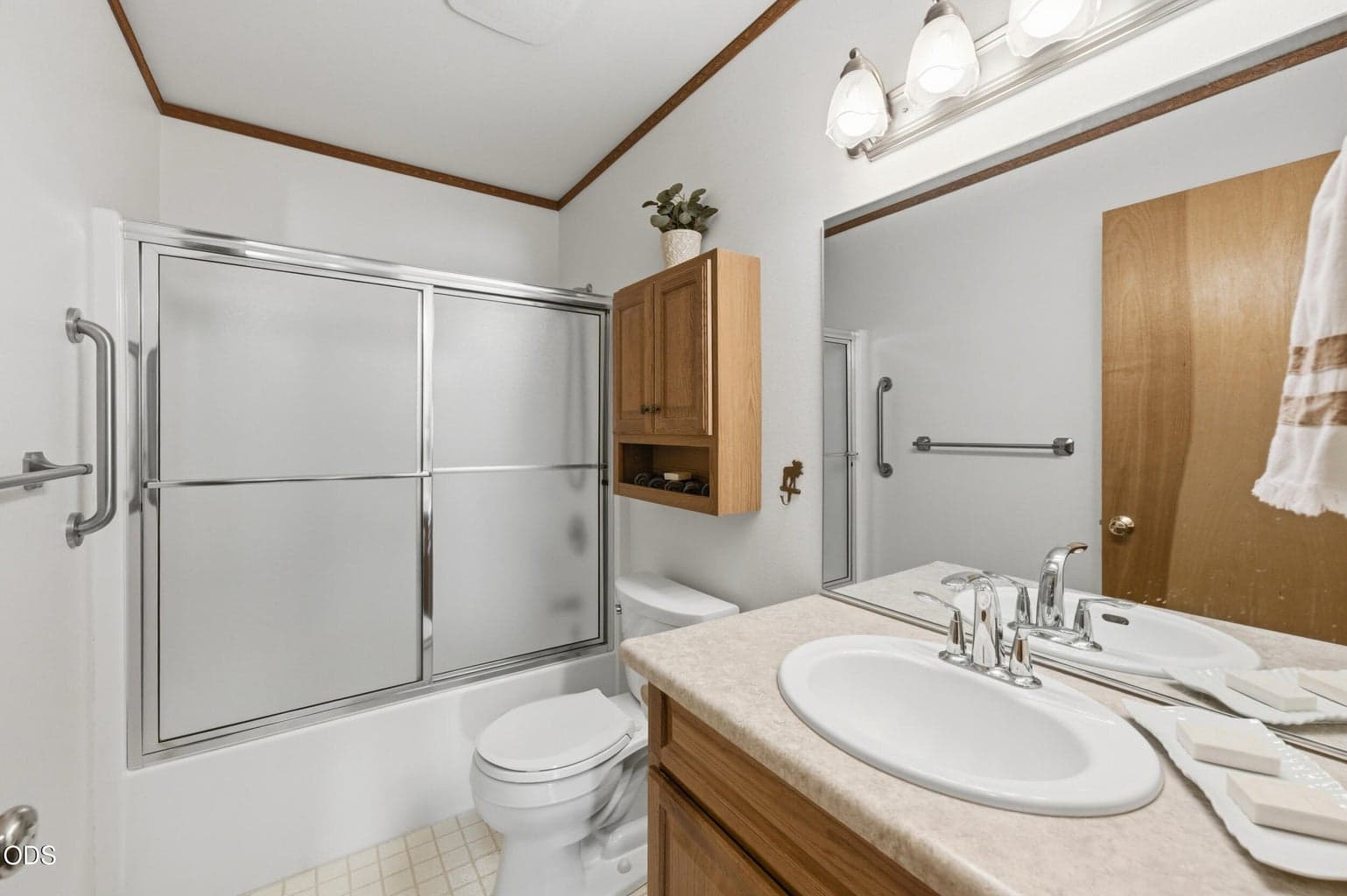 Guest Bath with Tub Shower Combo