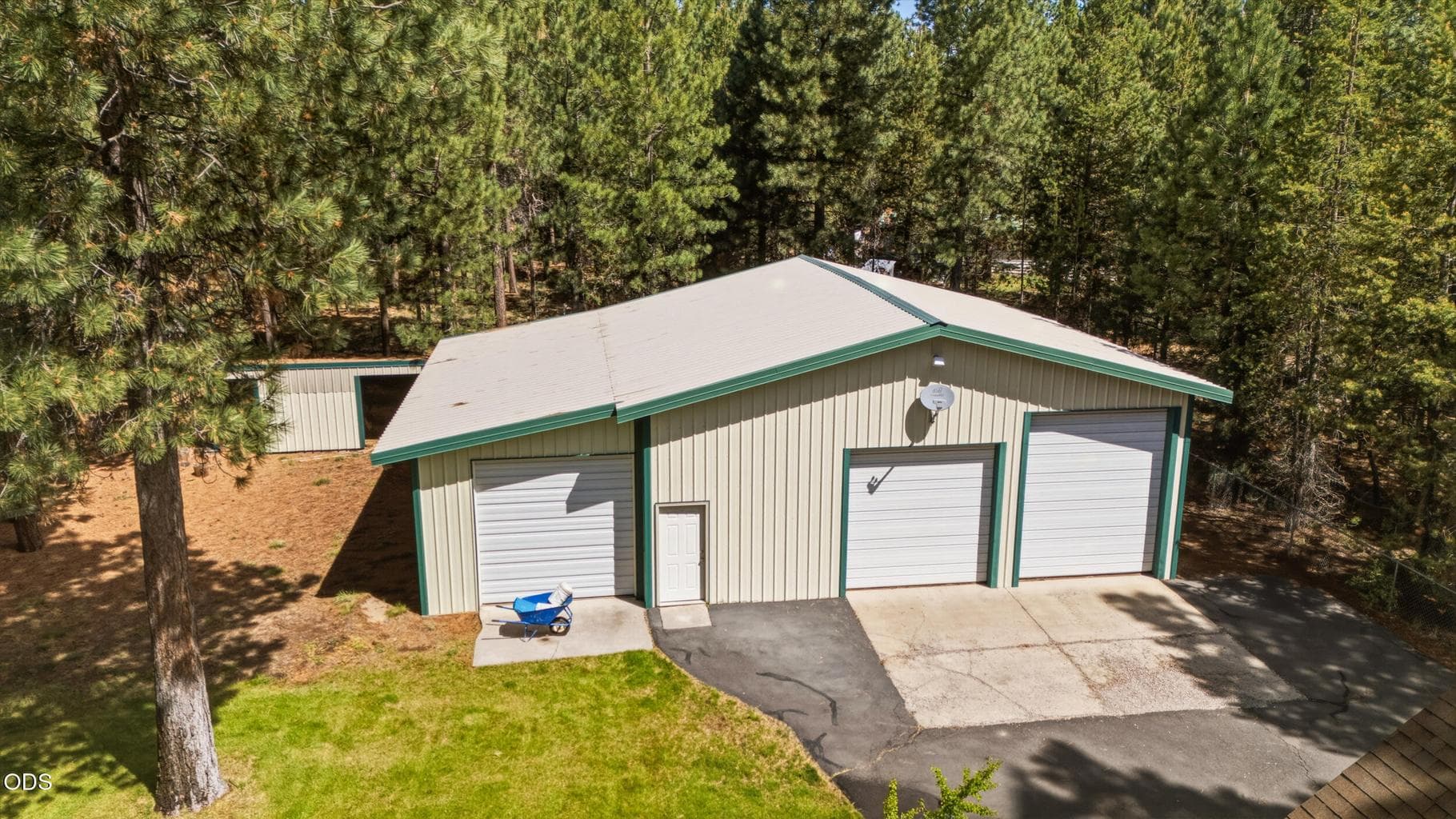 Huge Shop with 12' and 10' Doors Storage Room, Work Shop, Hobbie Room, Loft for Storage!