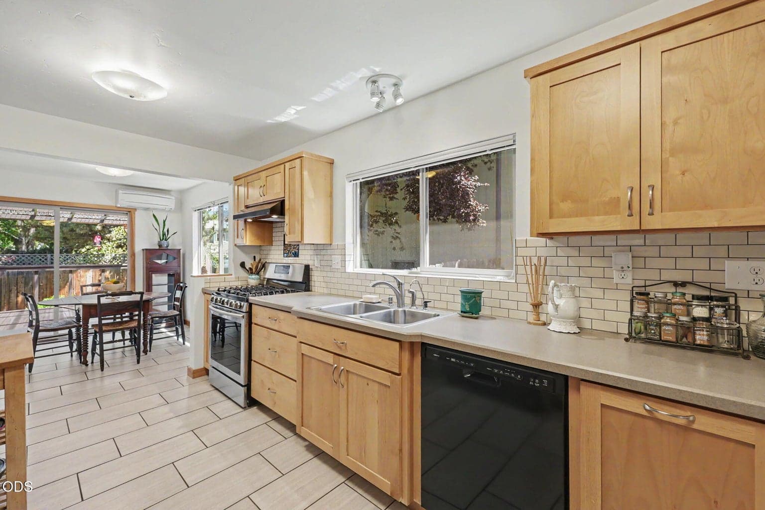 Photo of 1423 Main 4 of 30
