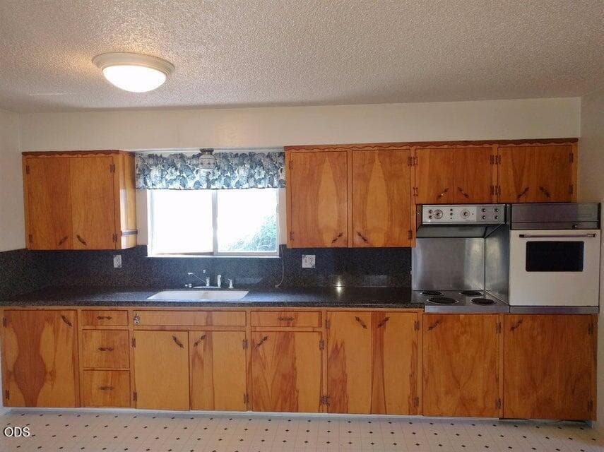 Photo of 1716 K 5 of 6
