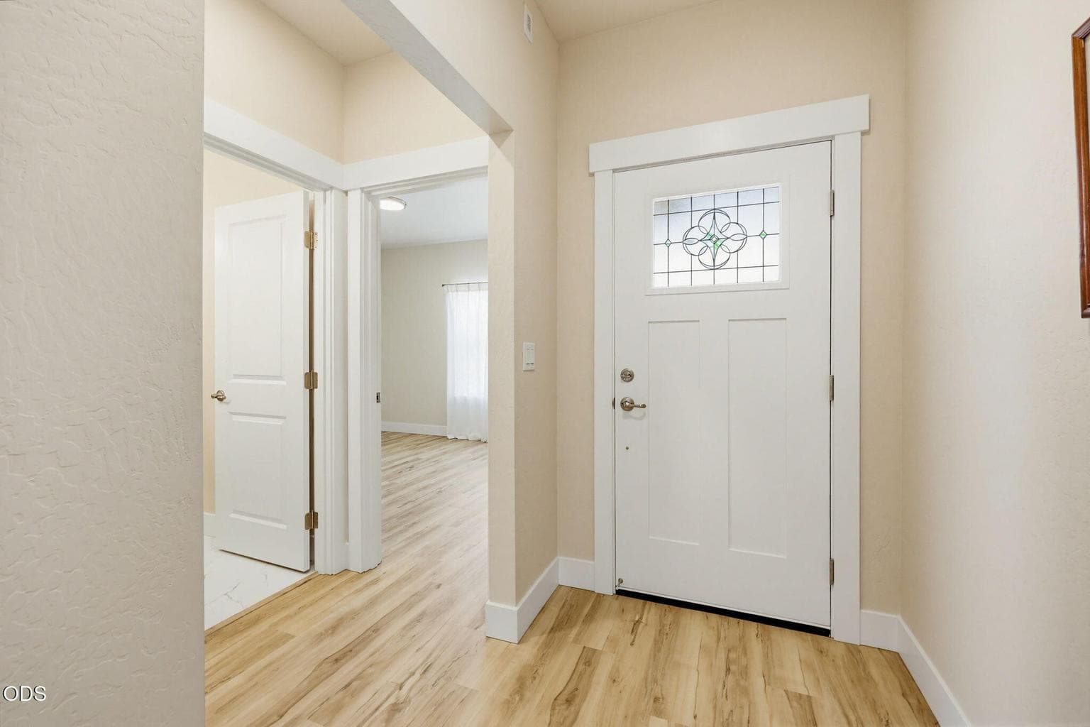 entryway - 2 bed and 1 bath to side
