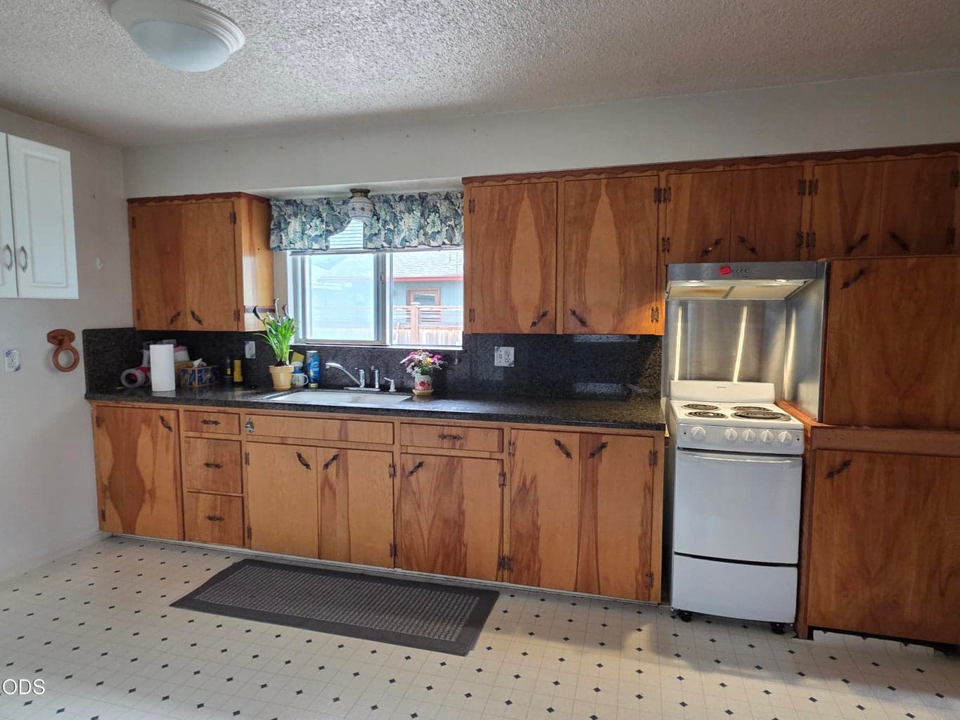 Photo of 1716 K 3 of 12