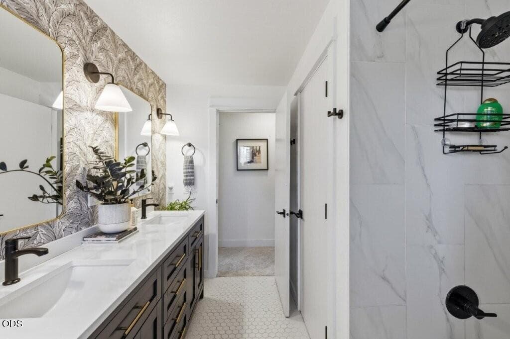 UPSTAIRS SECOND BATHROOM