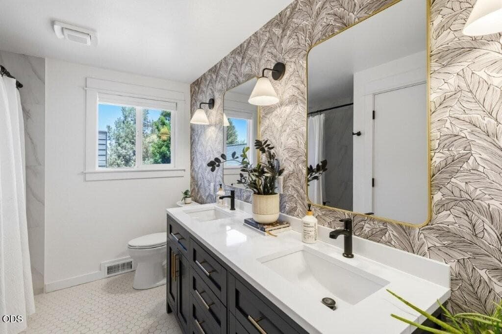 UPSTAIRS SECOND BATHROOM