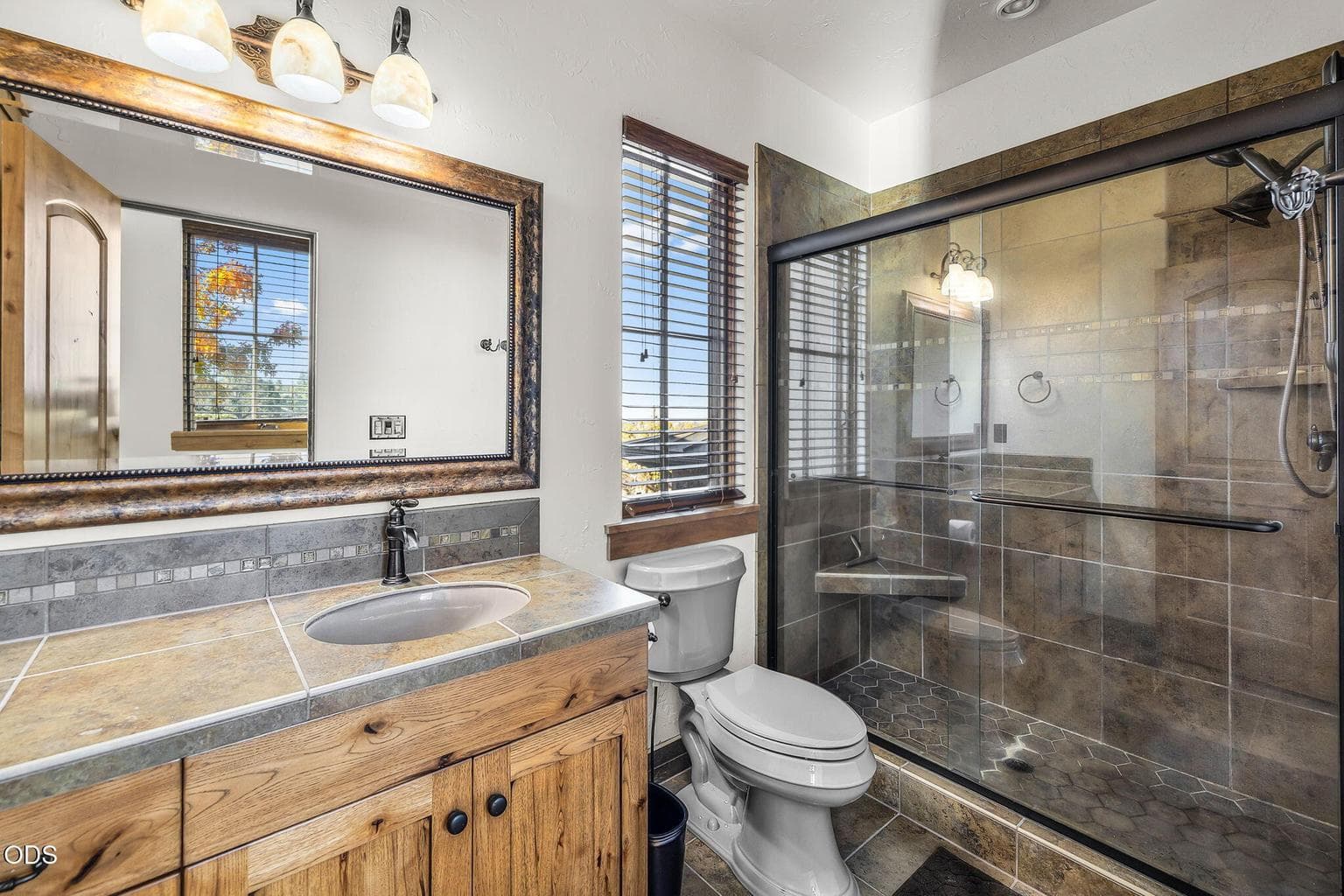 Casita 2nd level ensuite bathroom.