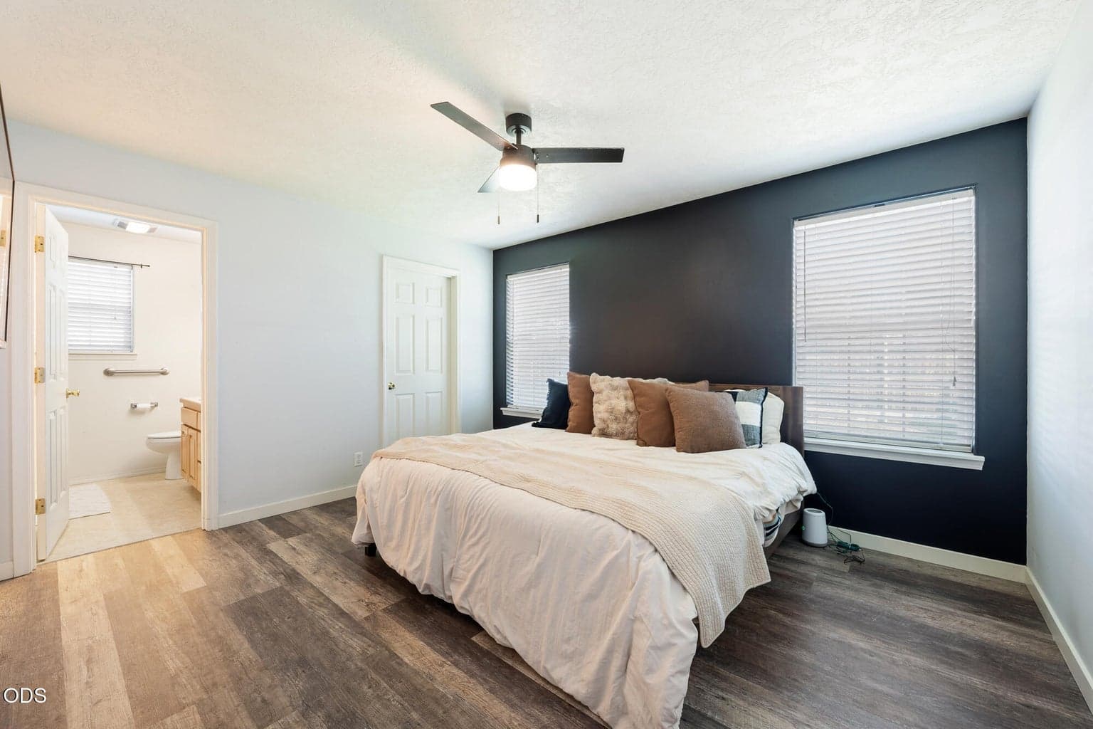 Photo of 723 NE Stoneridge Loop 10 of 23