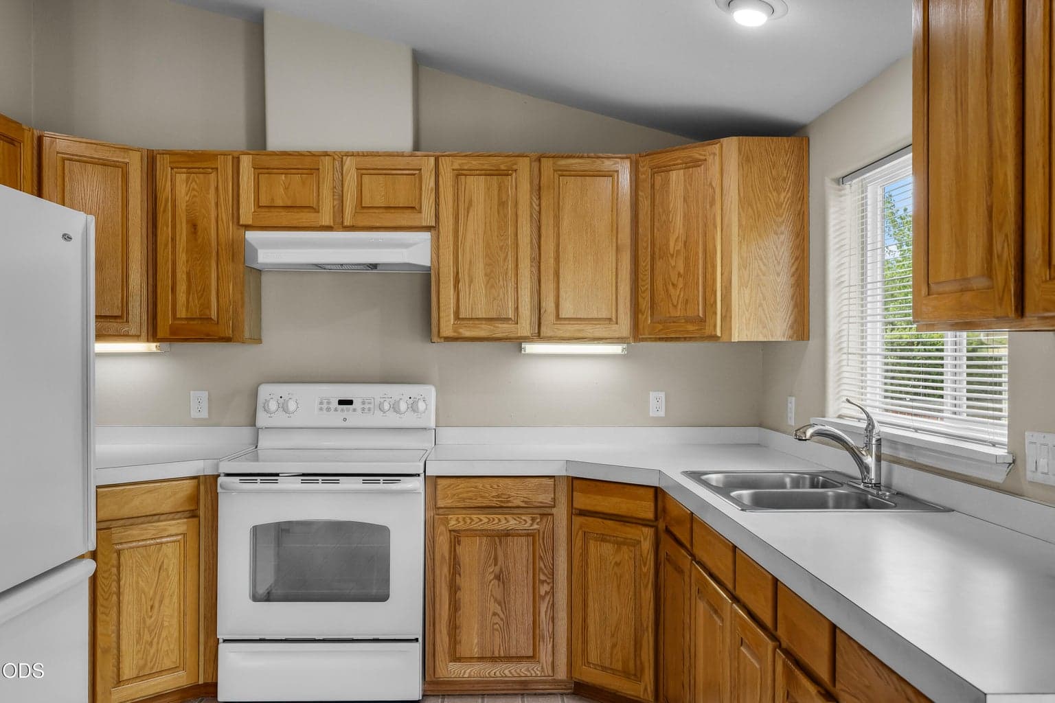 Photo of 2583 NE Wintergreen Drive 10 of 39