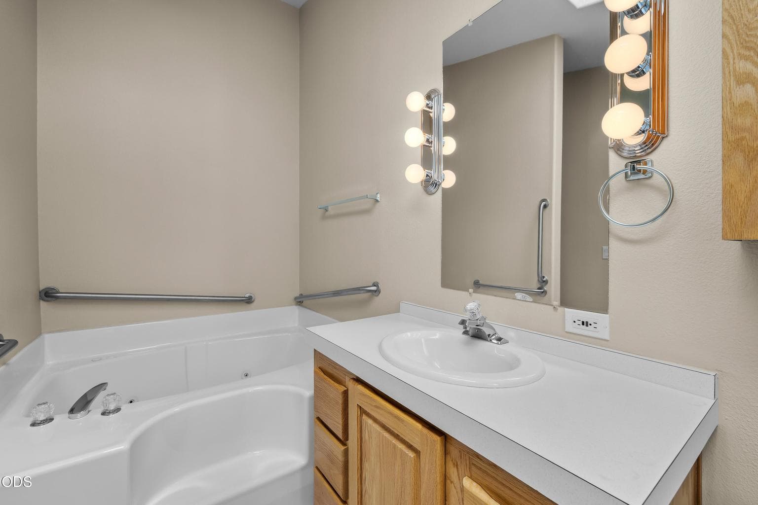 Photo of 2583 NE Wintergreen Drive 22 of 39