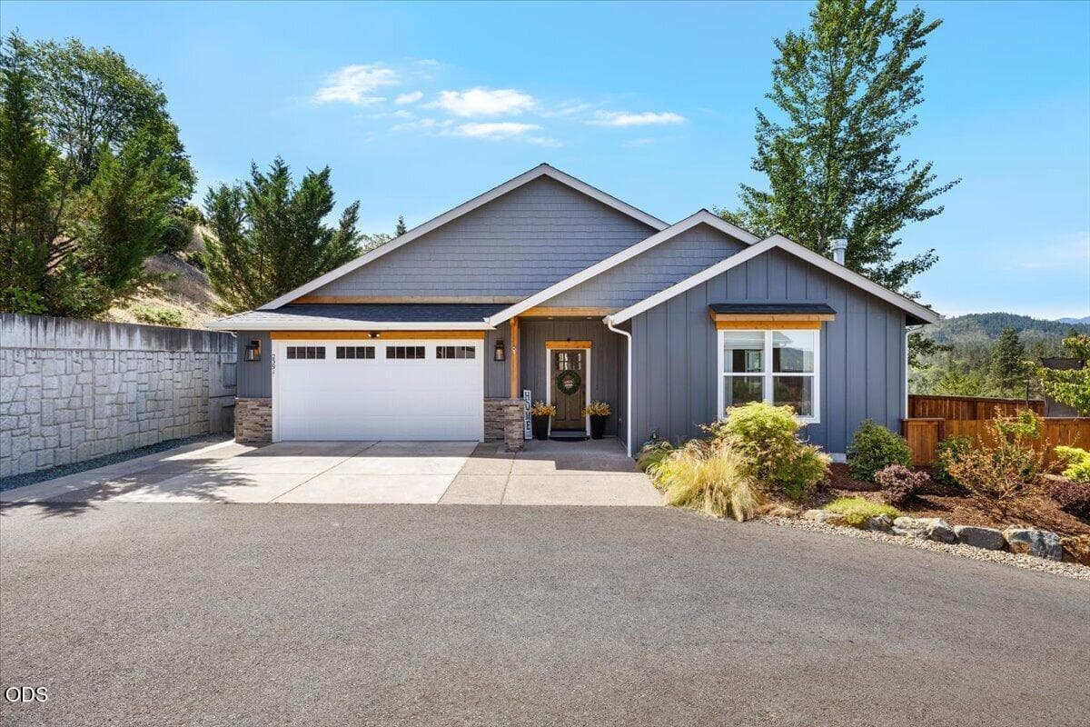 2391 Robertson Crest