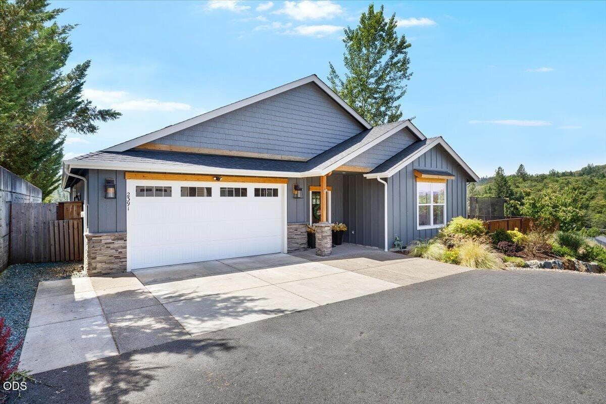 Photo of 2391 Robertson Crest 2 of 41