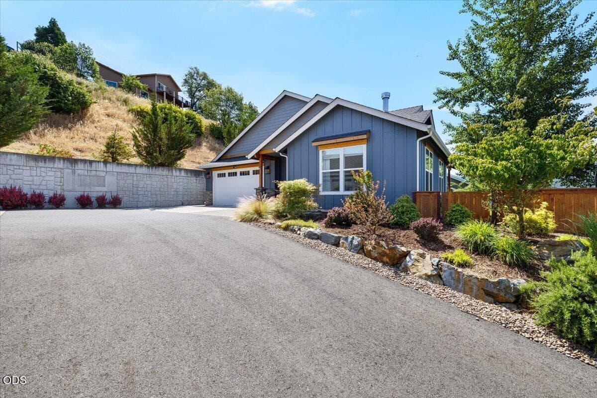 Photo of 2391 Robertson Crest 3 of 41