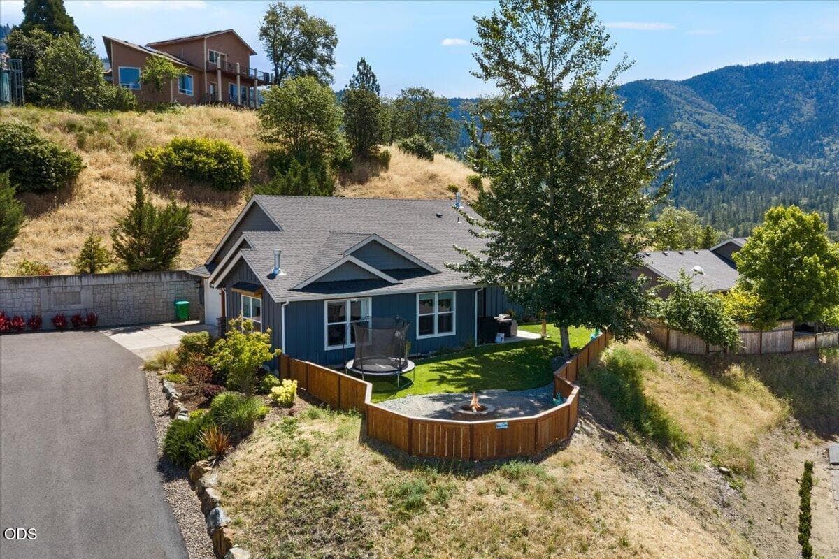 Photo of 2391 Robertson Crest 4 of 41