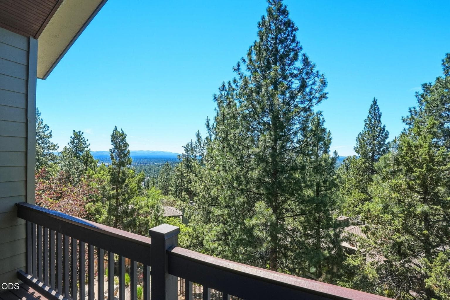 Perched among the Ponderosas, the home captures remarkable 180-degree views while maintaining a private, peaceful setting.