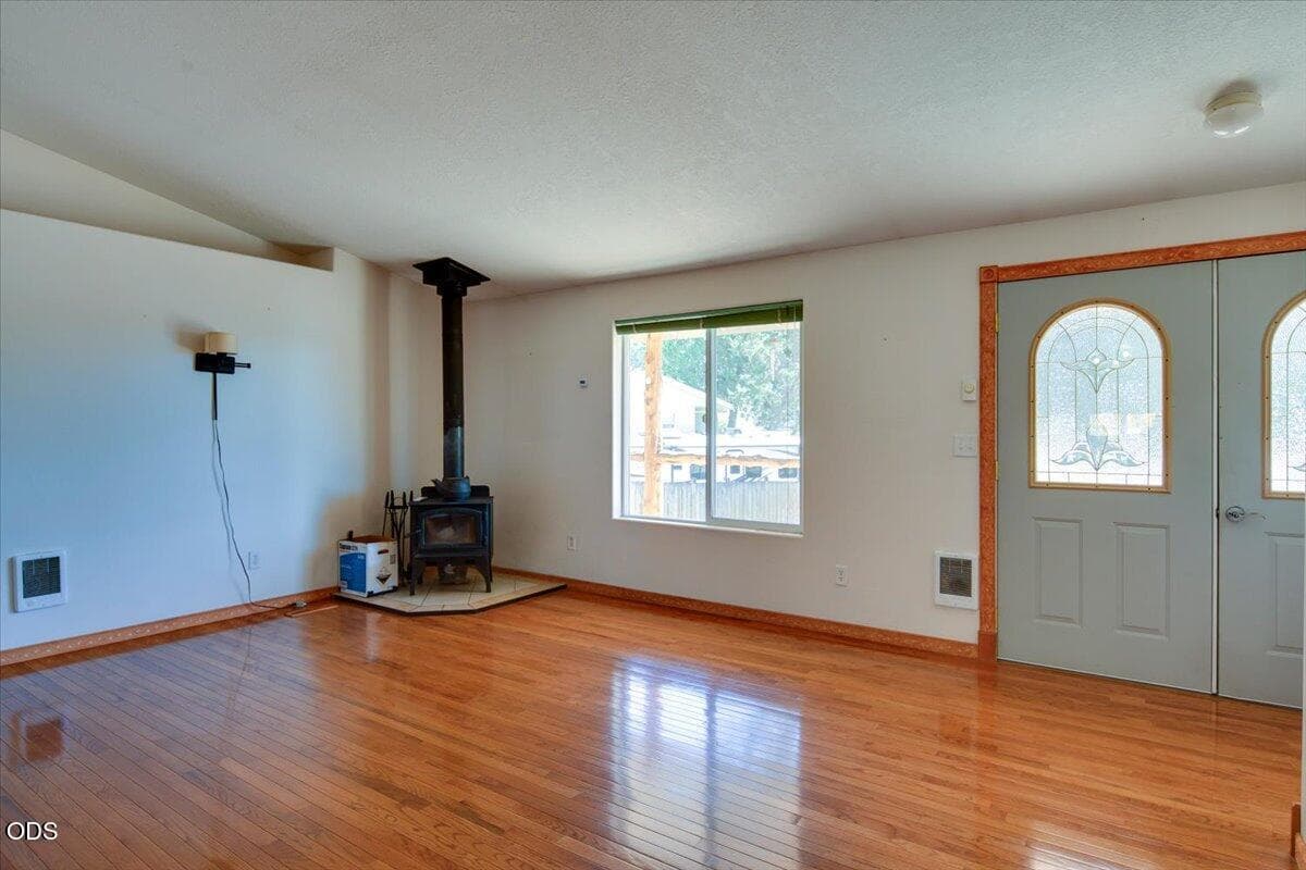 Photo of 6089 Combs 4 of 28