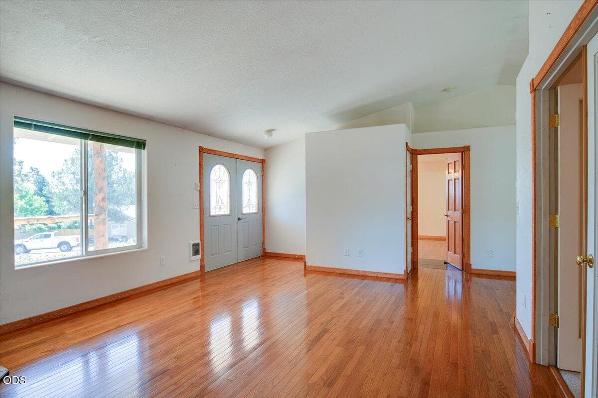 Photo of 6089 Combs 5 of 28
