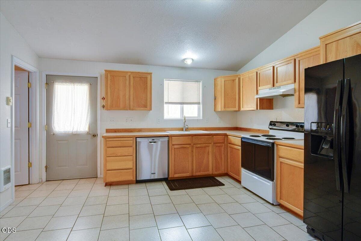 Photo of 6089 Combs 6 of 28