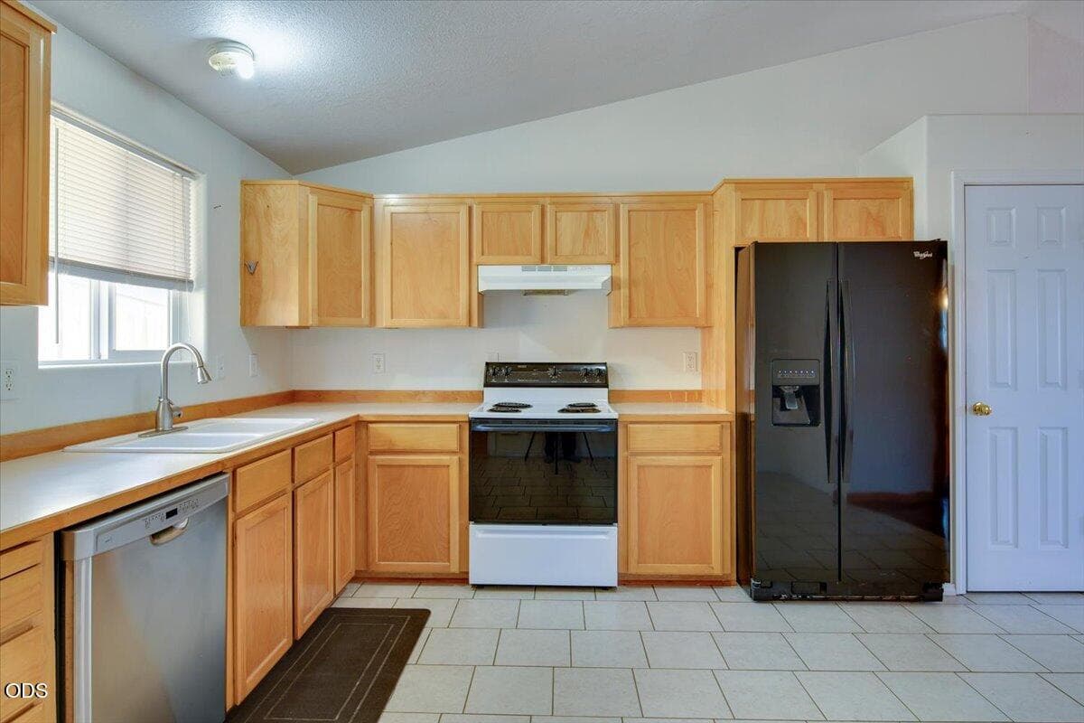 Photo of 6089 NW Combs Street 7 of 28