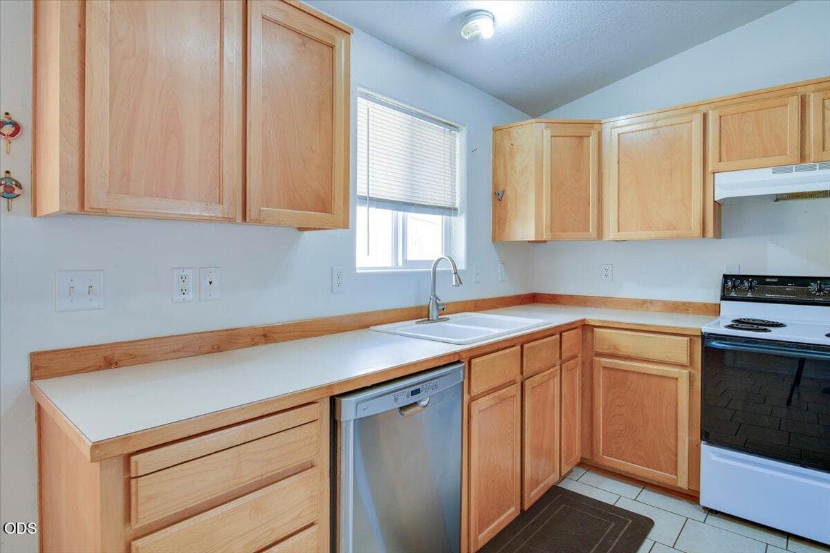 Photo of 6089 NW Combs Street 8 of 28