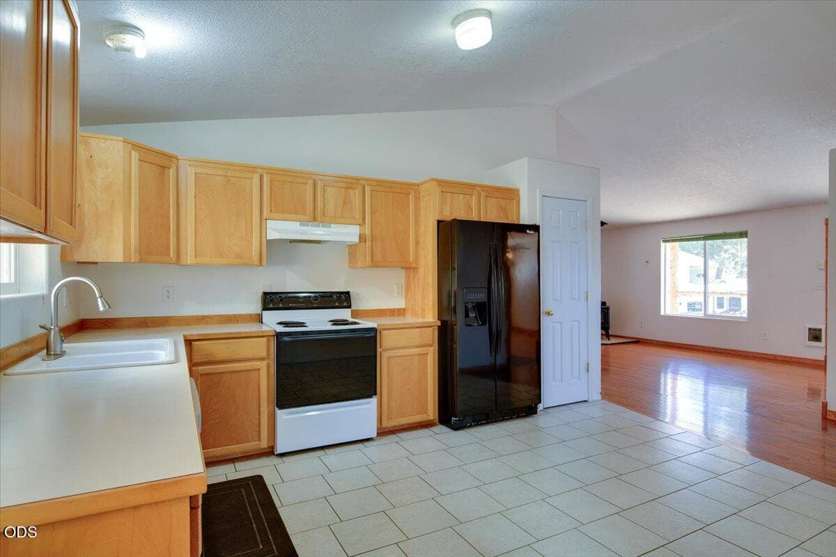 Photo of 6089 NW Combs Street 9 of 28