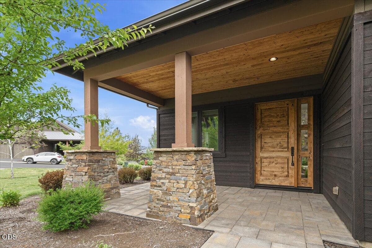 Photo of 61333 Kindle Rock Loop 10 of 53