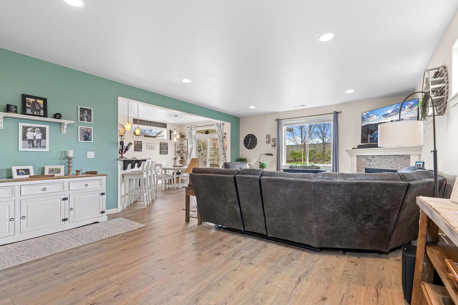 Photo of 3727 Sidney 5 of 40