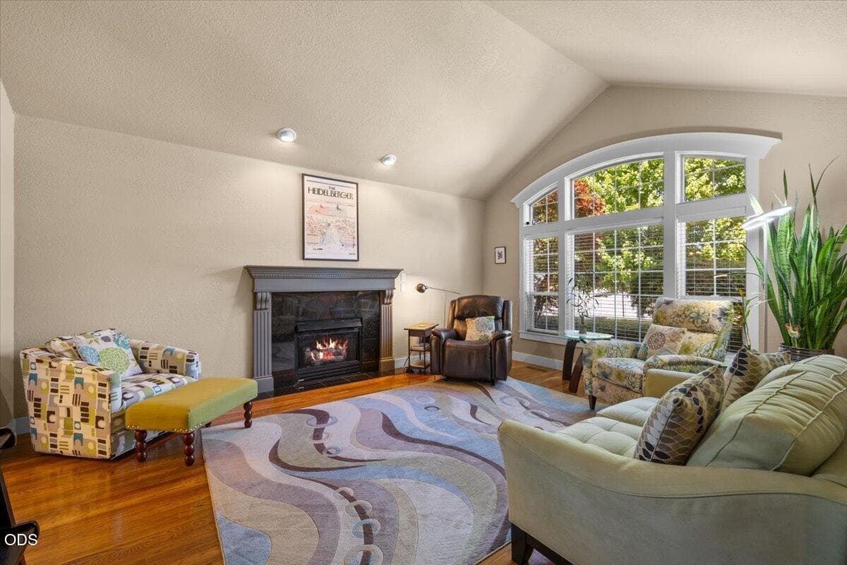 Photo of 523 Meadowbrook 5 of 35