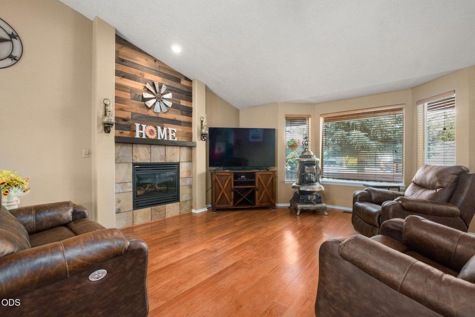 Photo of 841 NW Negus Place 9 of 29