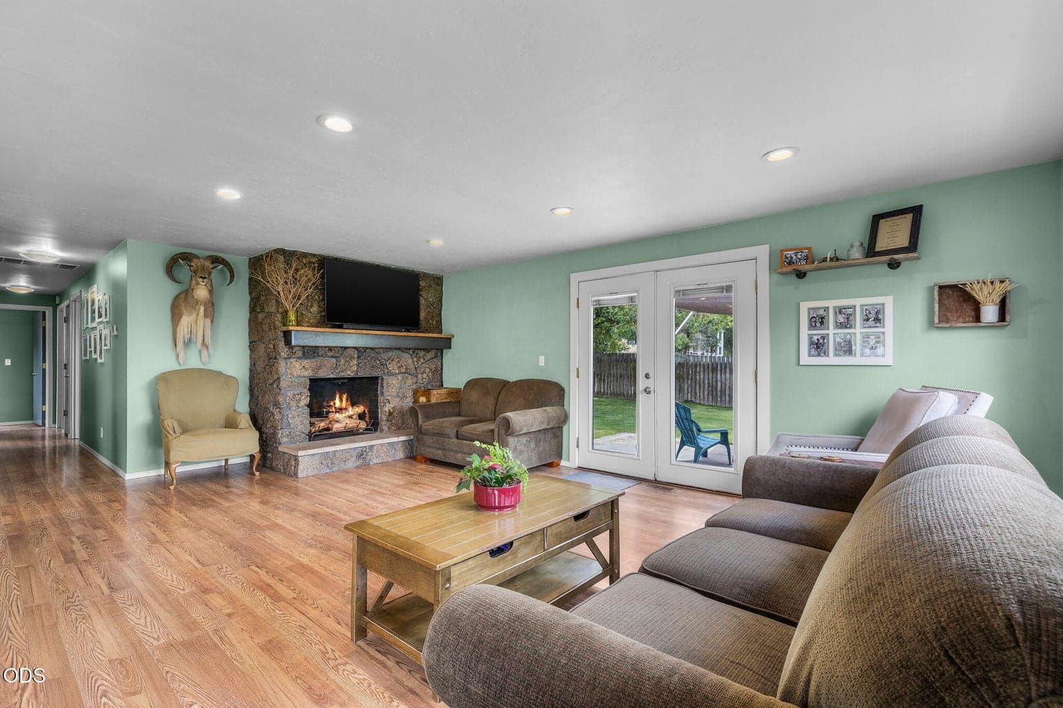 Photo of 1561 NE Hilltop Lane 14 of 58