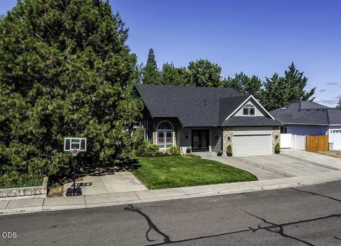 Photo of 861 Mendolia 1 of 35