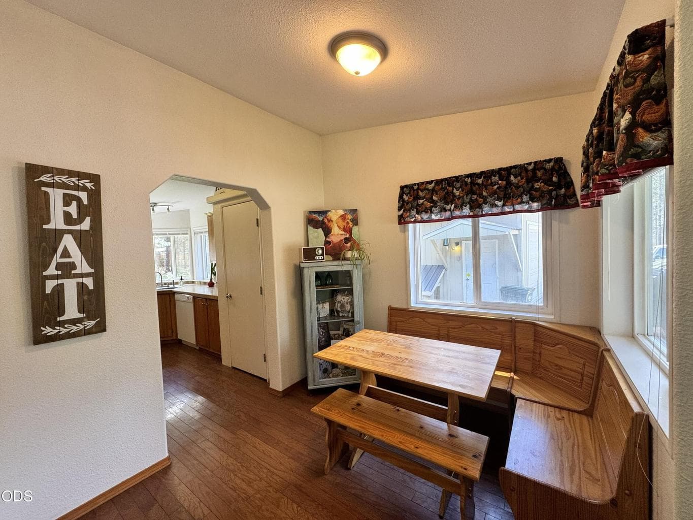 breakfast nook/dining