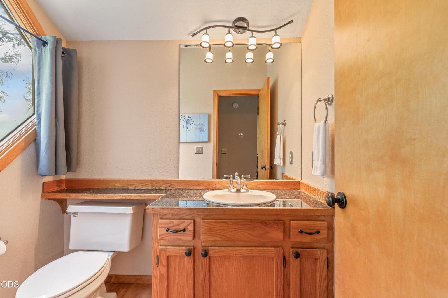 Upstairs 1/2 Bath