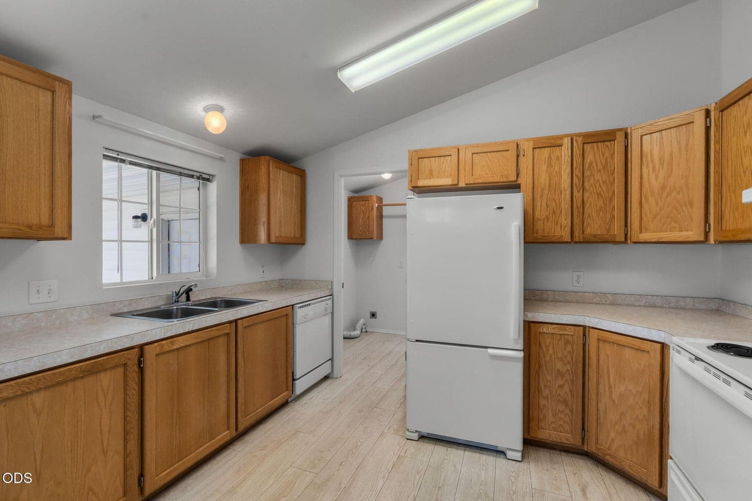 Photo of 811 NE Paiute Court 11 of 16