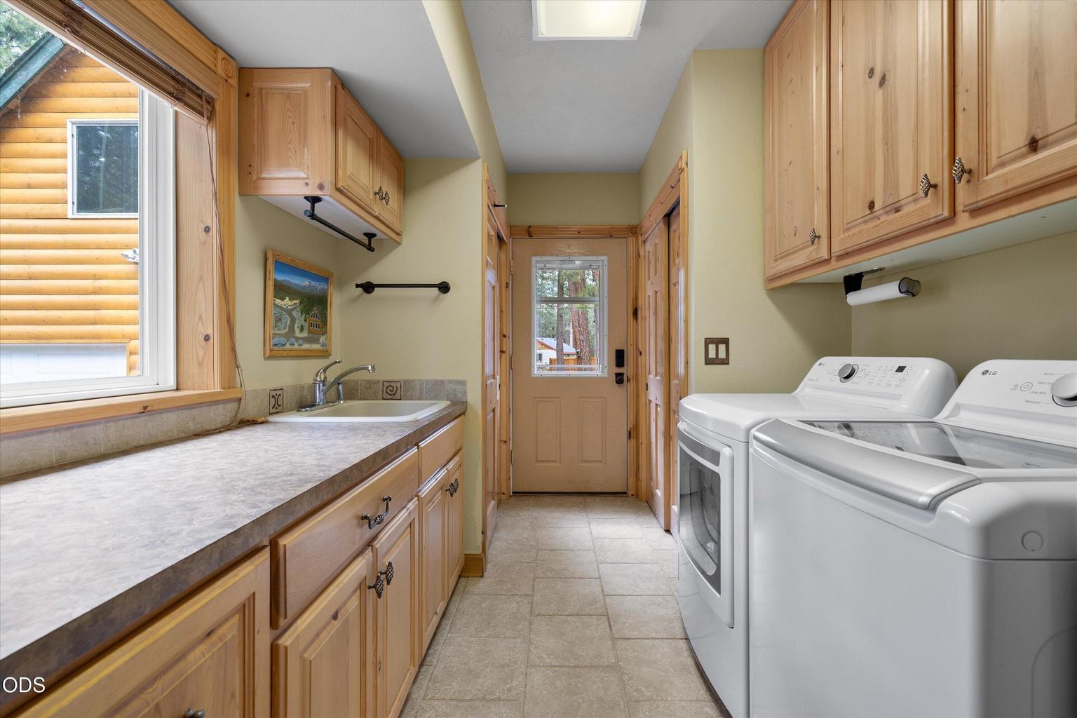 Lower level laundry mudroom has lots of storage and pantry space. Located near the outdoor deck for easy access to outdoor living!