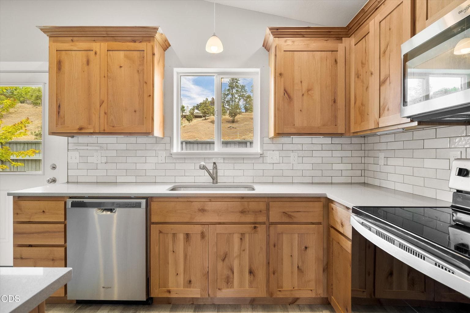 Photo of 1023 NE Crista Court 8 of 31
